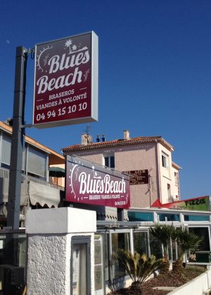 BLUES BEACH ENSEIGNE CAISSON